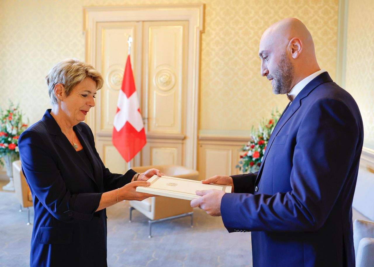 შვეიცარიის კონფედერაციაში საქართველოს საგანგებო და სრულუფლებიანმა ელჩმა, შოთა გეწაძემ შვეიცარიის პრეზიდენტს რწმუნებათა სიგელები გადასცა